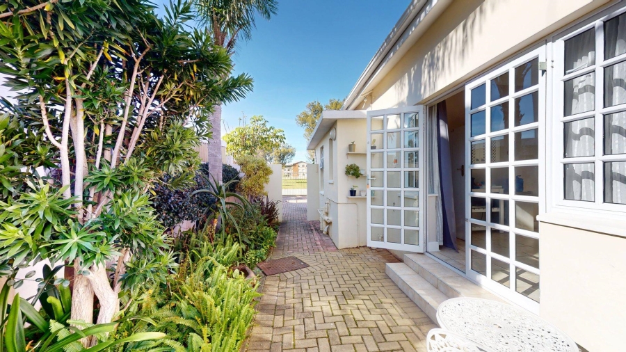 8 Bedroom Property for Sale in Summerstrand Eastern Cape